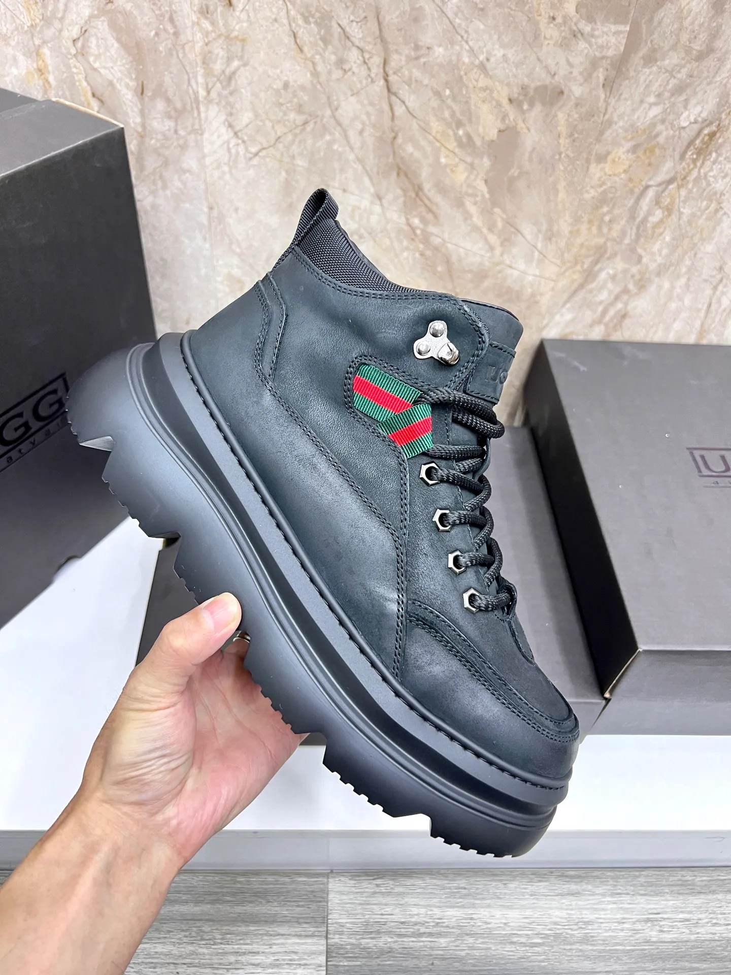 💰700 new UGG fur-integrated men's simple and fashionable snow shoes. The most worth buying at the end of this year are warm casual shoes. Whether you are out and about at home, their comfortable and warm performance will be your most suitable fashion companion! The material is cowhide upper and imported wool is used inside. Two layers of cowhide for warmth and comfort! The eva+ rubber patch outsole is cushioned, non-slip and wear-resistant, and has good elasticity. It is light and wear-resistant, comfortable and soft, and the new simple cut is more fashionable. It has both practicality and fashion sense, so you no longer have to worry about how to match it in winter, while still maintaining your fashionable taste. High-quality genuine wool produced in Dongguan. The material depends on the details! Size: 39-40-41-42-43-44